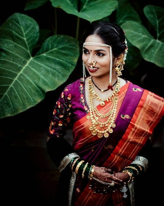 प्रतिमेत याचा समावेश असू श्‍ाकतो: 1 व्‍यक्ती, उभा आहे | Wedding blouse  designs, Indian bridal hairstyles, Saree hairstyles